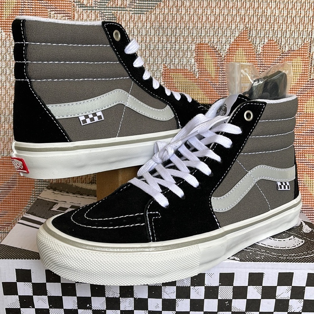 Vans WMNS Skate Sk8-Hi
Reflective Black/Grey
VN0ASFCCN42
Sneakers